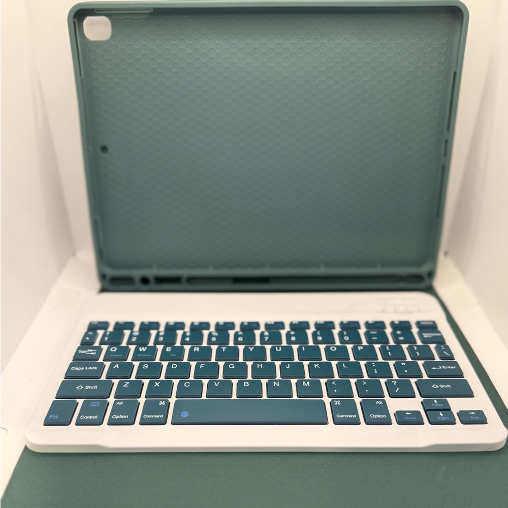 NWT Divufus Keyboard Case 10.2"-10.5" iPad 7th–9th Gen, iPad Air 3 & Pro 10.5